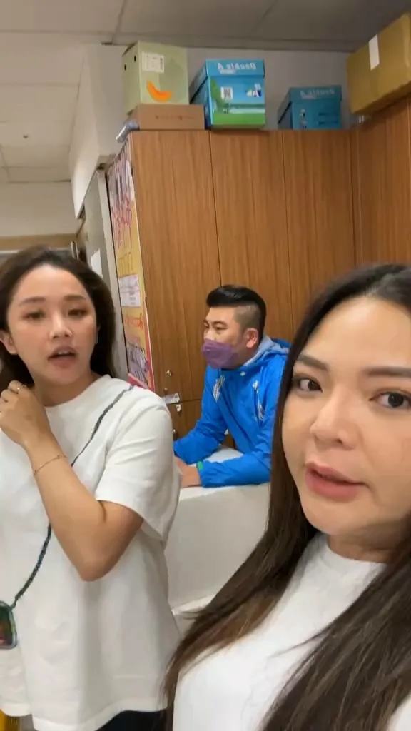 小甜甜（右起）開直播，馬國畢、賴慧如都未附和她說帶狗到墾丁一事。翻攝小甜甜臉書