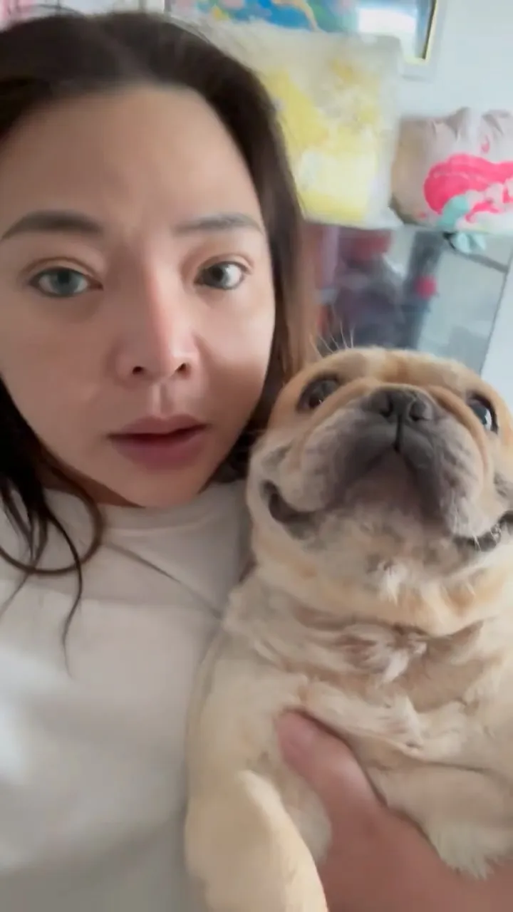 小甜甜抱另一隻愛犬就沒有一直圈住脖子。翻攝小甜甜臉書