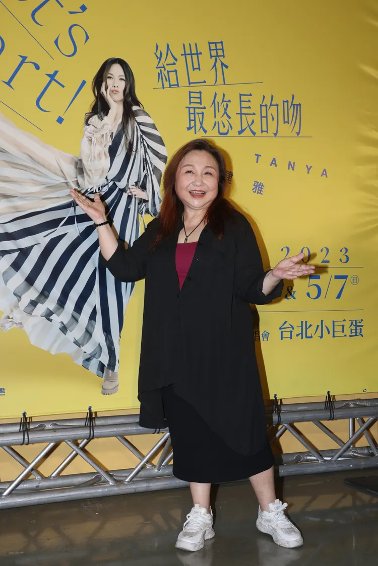 鄭怡開演前在背板開心拍照。彭欣偉攝