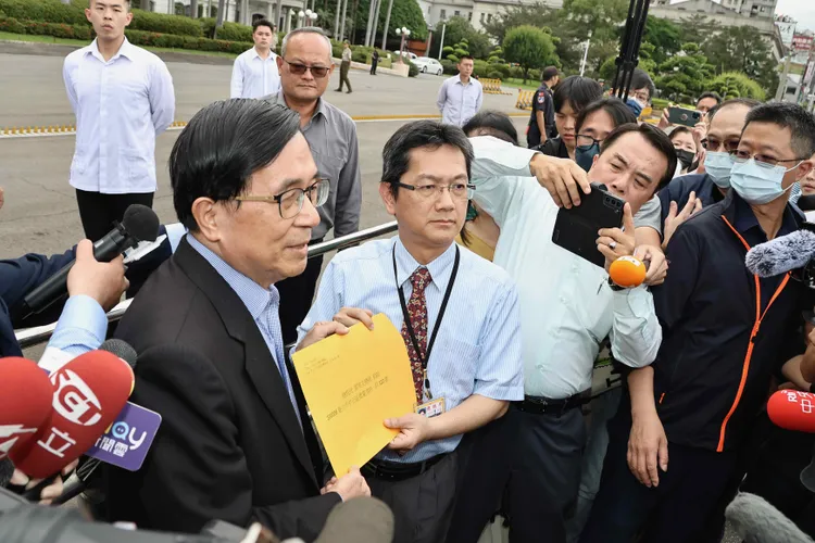 陳水扁將請願書遞交給總統府公共事務室主任高遵。施昂強攝