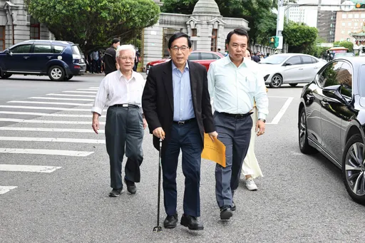 陳水扁拄拐杖現身凱道！總統府前遞交請願書　這樣喊話蔡英文