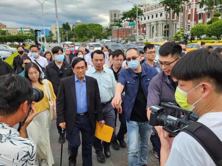 陳水扁拄著拐杖走到總統府。施智齡攝