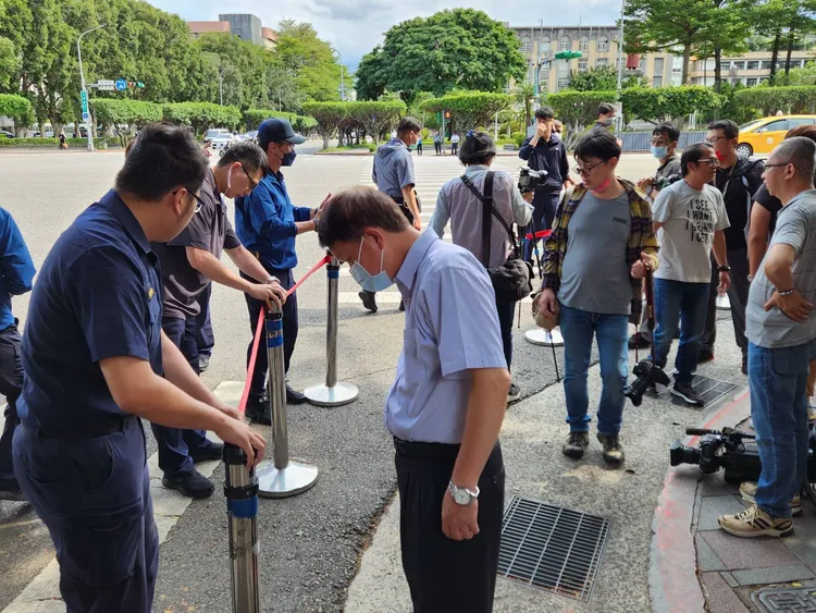 維安人員在現場以紅龍規劃採訪路線。施智齡攝