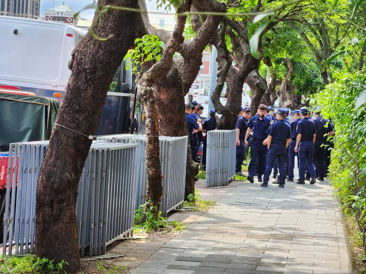 陳水扁抵達前，維安整隊，現場還準備拒馬。施智齡攝