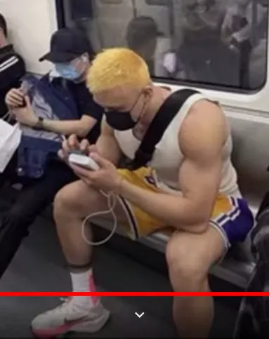 網友找出金髮男平日生活照。翻攝自推特