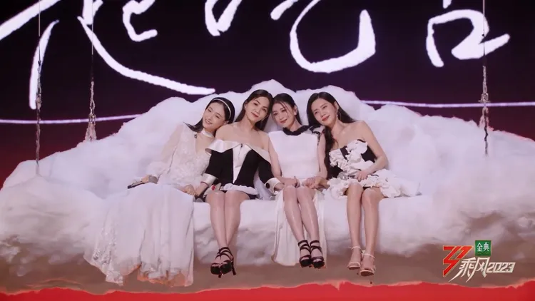 吳倩（左起）、Ella、賈靜雯、秋瓷炫帶來暖心舞台。翻攝《乘風2023》