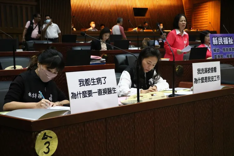 宜蘭縣議員林詩穎(前排左)與林佩螢，在議會桌面放字卡聲援遭偷窺女性消防員。翻攝自林佩螢臉書
