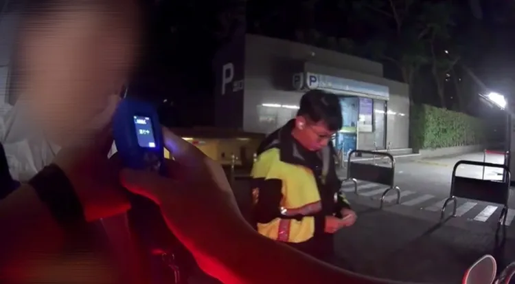 警方對蔡男酒測。翻攝畫面