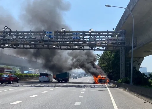行經國一北向桃園段察覺有異　駕駛停靠路肩逃生！車輛瞬間成火球