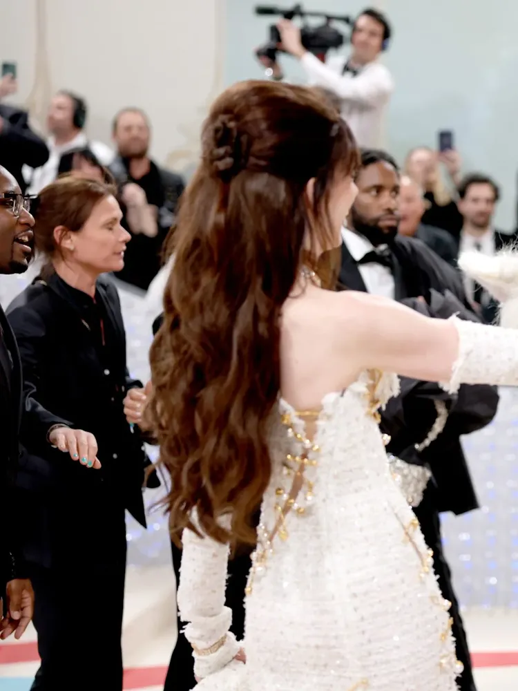 安海瑟薇的頭髮被編成了1朵山茶花。翻攝hellomagazine.com