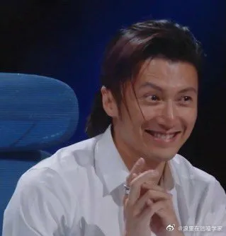 謝霆鋒沒料到那英拿王菲虧他，驚訝地睜大雙眼傻笑。照片翻攝浪裡在逃嗑學家