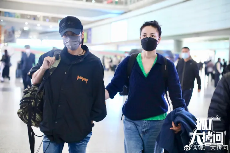 謝霆鋒、王菲三月時在北京機場被拍到甜蜜攬手。照片翻攝狐廠大拷問