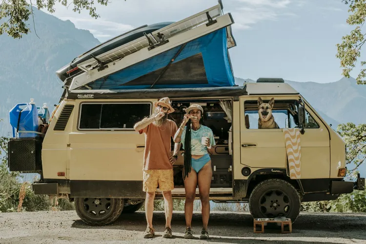 Newport鞋款以「保護腳趾」的理念，創造出結合戶外活動的實用性和都會穿著的時尚性的Hybrid鞋款設計，從登山、露營、水上活動、徒步旅行、騎自行車、旅遊到日常穿梭城市的搭配都適宜。品牌提供