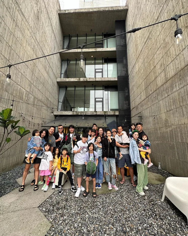 李易和朋友去玩，發文推薦郭世倫在宜蘭的民宿。引自李易臉書