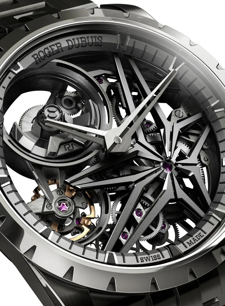 ROGER DUBUIS經典的鏤空美學，亦呈現在此錶款中，透過錶面還可窺見象徵精緻手工的Poinçon de Genève日內瓦印記。品牌提供