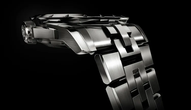鈦金屬加工上較精鋼更為棘手，需要精湛的技術支撐，始能完備錶帶鍊節的倒角打磨細節，並為整體增添了亮霧對比的光線層次。品牌提供