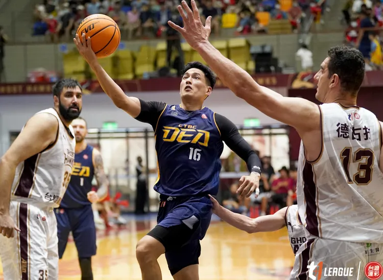 林韋翰(中)傳出12次助攻。T1聯盟