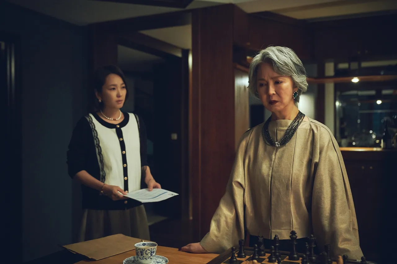 六月(左)在婆婆李璇面前顯得怯懦。三立提供