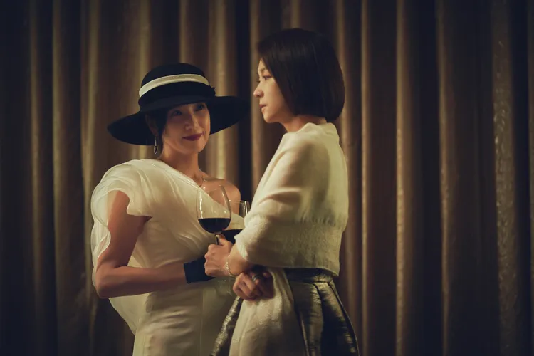 真的「韓善美」張本渝（左）現身與六月籌謀。三立提供