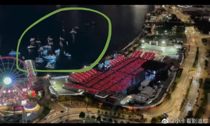 還有不少人包遊艇在海上聽。翻攝微博