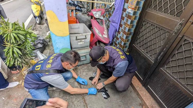 劉嫌將槍彈藏在襪子內。民眾提供