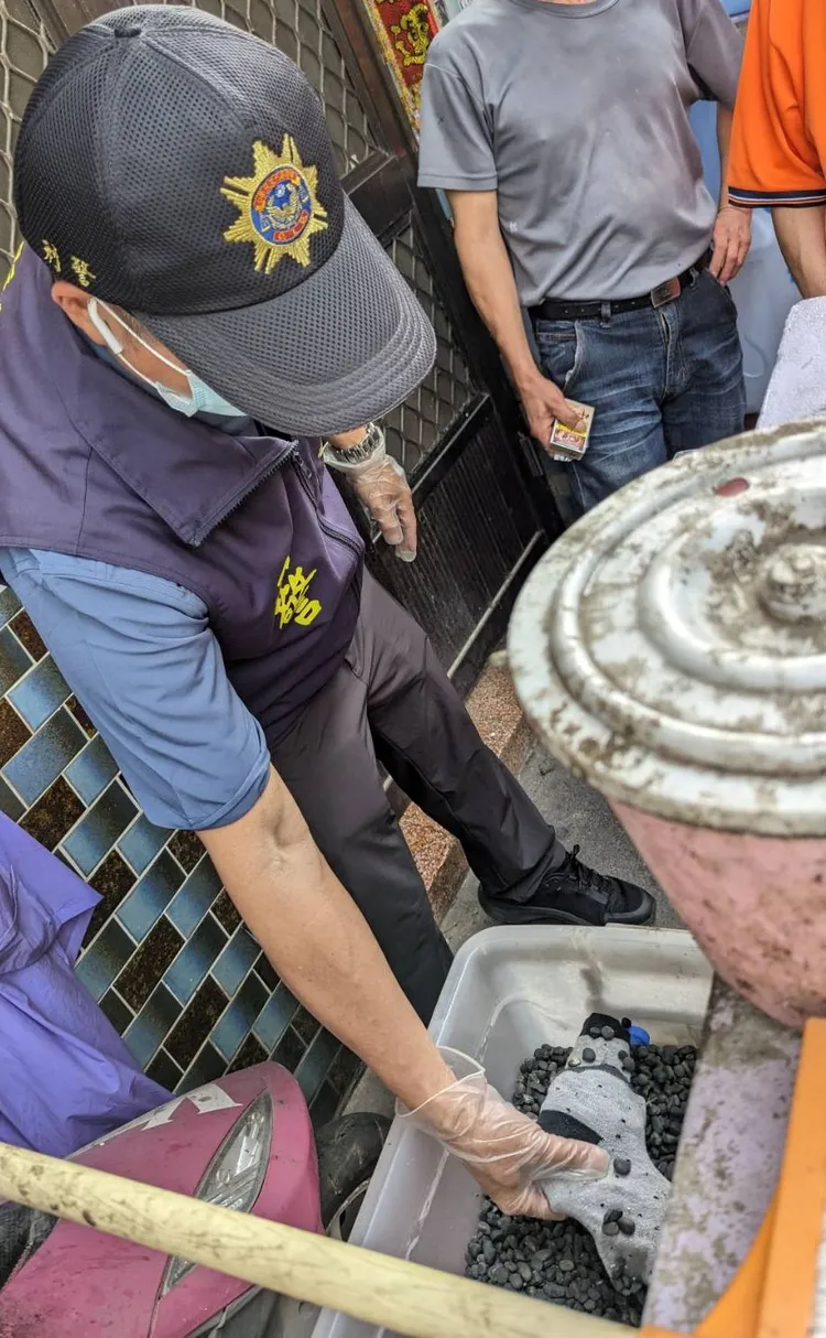 警方在石頭堆中起出黑蜘蛛M4步槍。民眾提供