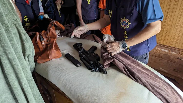 在監服刑的劉姓嫌犯在家中藏放「黑蜘蛛M4步槍」，被警方查獲。民眾提供