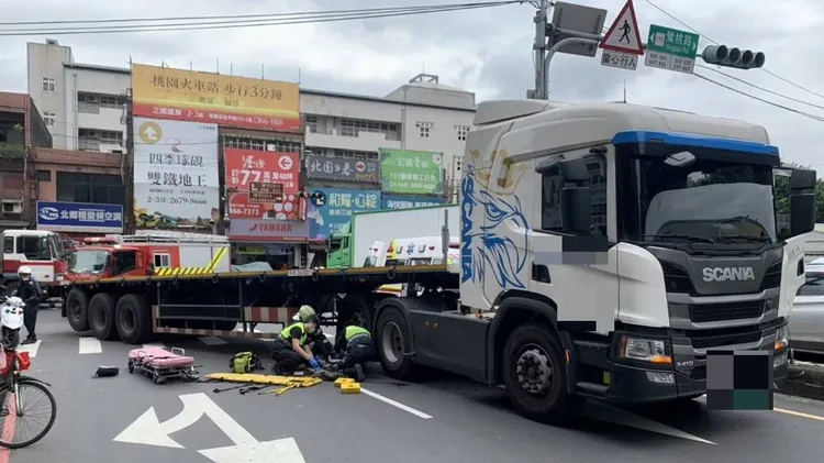 聯結車欲右轉，疑因內輪差未注意撞上騎單車的林姓老翁。新北市消防局提供