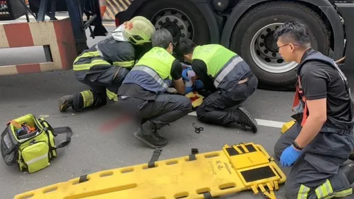 聯結車右轉撞單車險輾過　疑內輪差釀禍！新北男命大僅輕傷