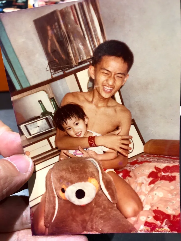 常如山（後）抱著妹妹常如華。愛爾麗提供