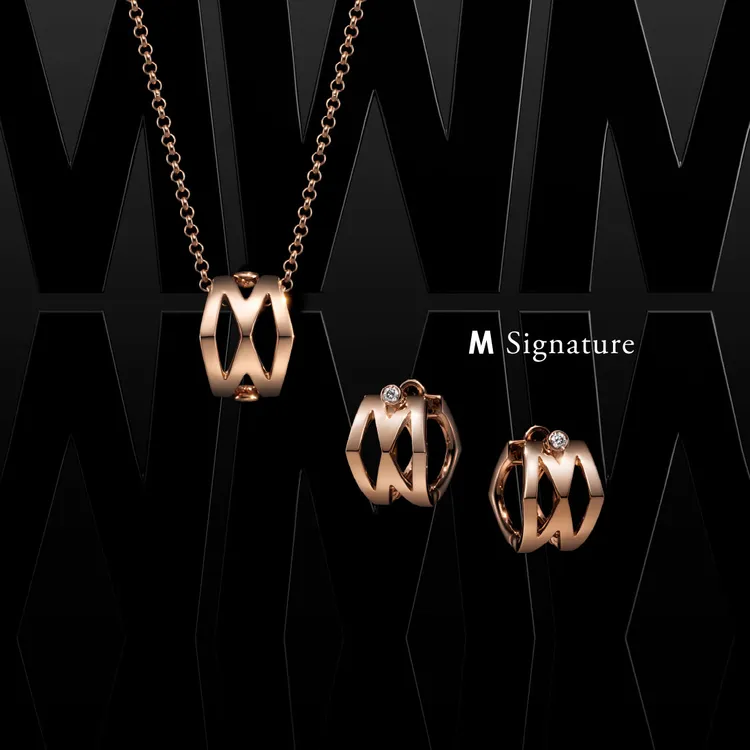 M Signature系列18K粉紅金針式鑲鑽耳環（右）9萬7000元、墜鍊10萬9000元。品牌提供