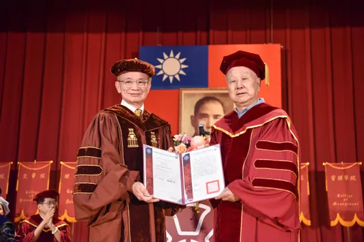 劉國松獲頒台師大名譽博士! 盼畢業生「在五彩繽紛的世界奔跑」