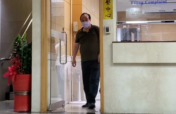 蕭仰歸凌晨4時許到北檢關心高明哲，在他勸說下高明哲才辦保。呂志明攝