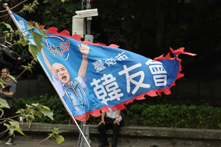 韓國瑜今出席羅智強造勢活動，現場不少韓粉聚集。