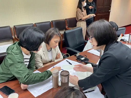 《再生醫療法》審查爆火花! 邱議瑩槓陳椒華:可造福一次病人嗎