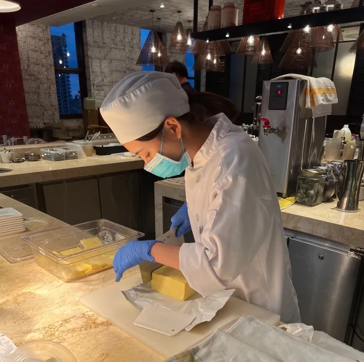 參與實習計畫的青年學子在飯店實際參與餐點製作。高市府提供