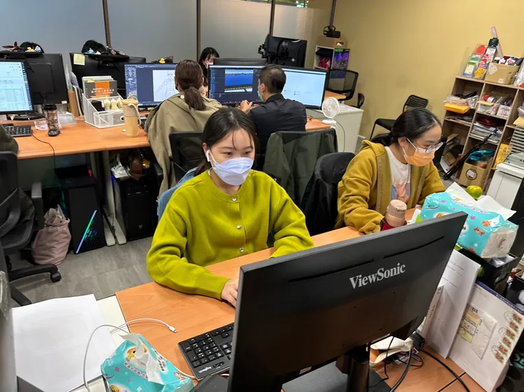 青年學子在實習時應用電腦繪圖技能，協助同仁完成工作事項。高市府提供