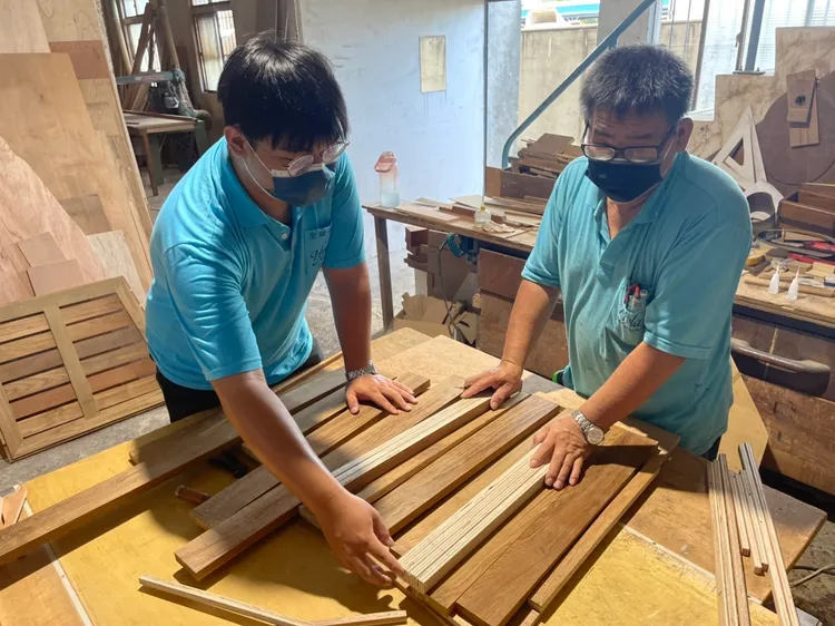 參與實習計畫的青年學子由主管親自帶領實習生打造遊艇。高市府提供