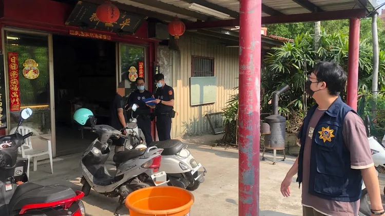 警方至宮廟臨檢並約束陣頭。淡水警分局提供