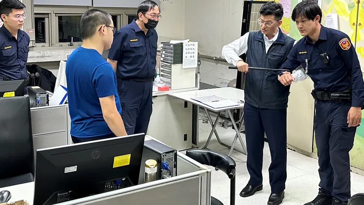 淡水分局長陳保緒向警員示範使用警棍方式。淡水警分局提供