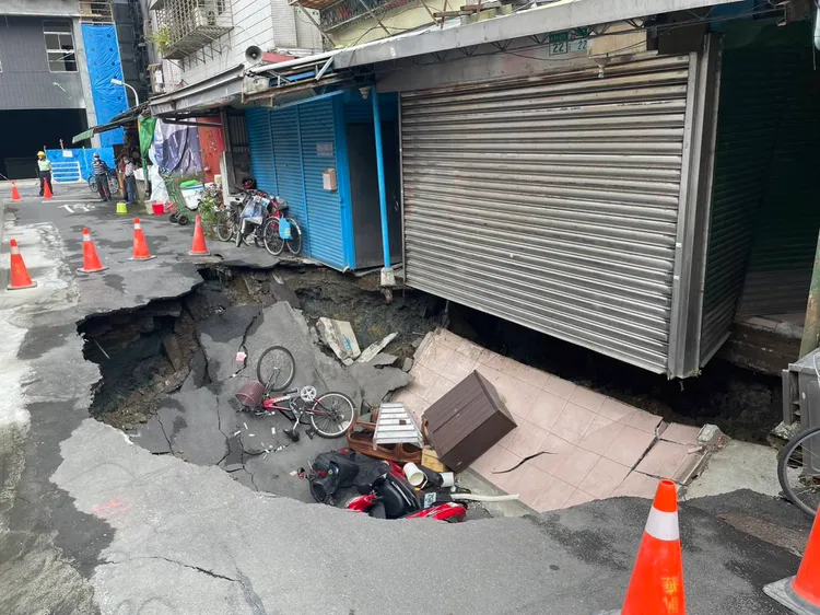 仍有停在附近的機車、腳踏車摔入坑洞裡。翻攝畫面