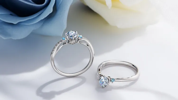 戀人系列求婚鑽戒主打以鑽石搭襯藍鑽設計。品牌提供