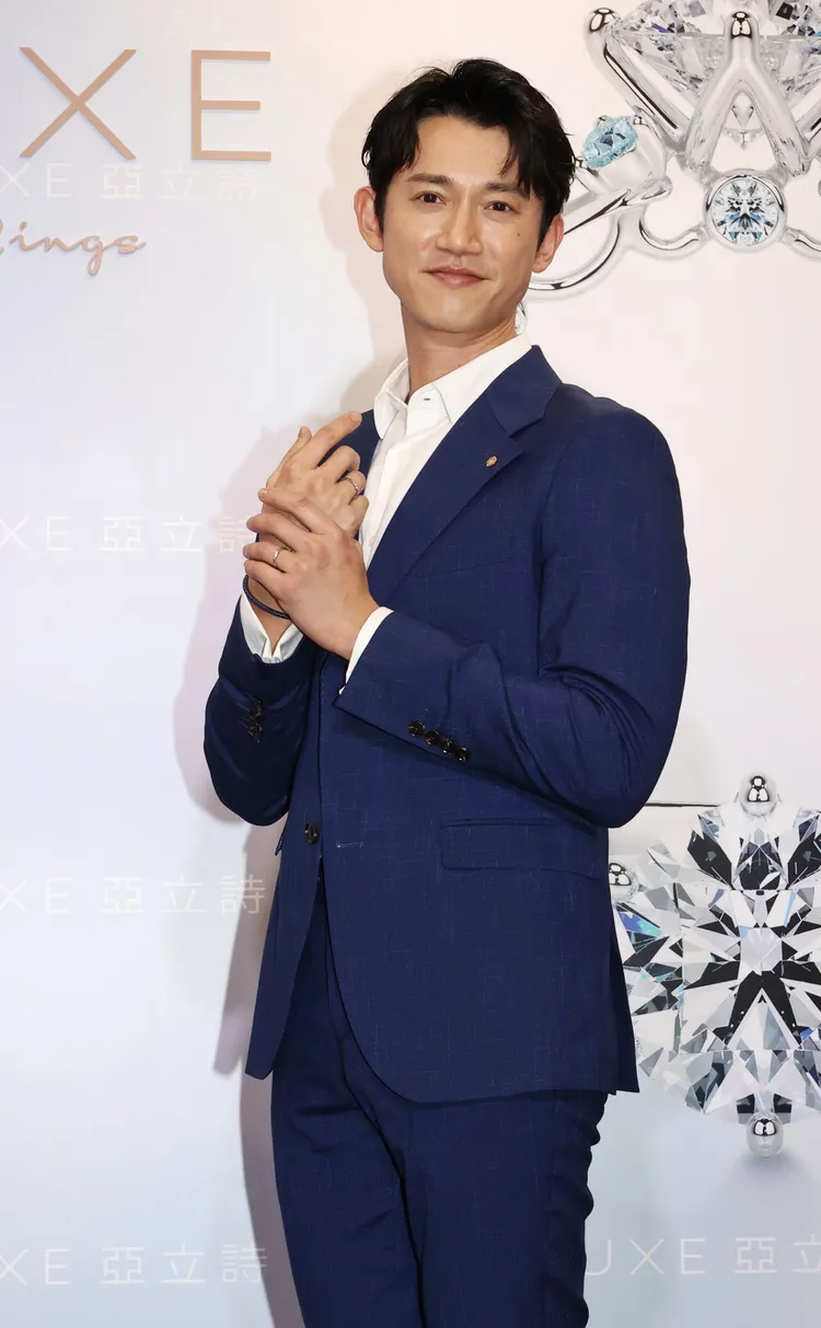 吳慷仁代言鑽石婚戒品牌，仍不鬆口向女友邵雨薇的求婚時程計畫，笑擠官方說法「順其自然」。莊宗達攝