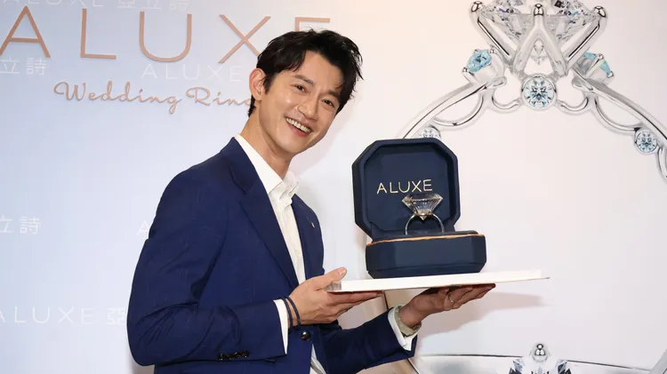 ALUXE讓吳慷仁現場拆大禮，揭曉栩栩如的鑽石翻糖蛋糕。莊宗達攝