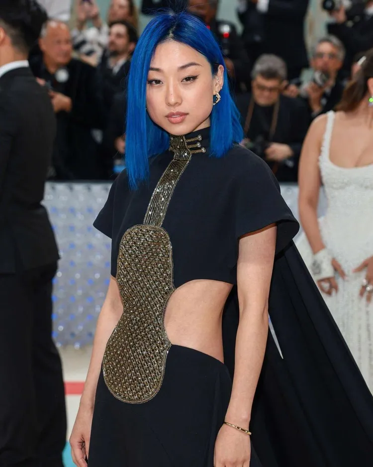 時尚雜誌《VOGUE》中國版總編輯章凝，選穿與懷爾德以相同靈感改造的「小提琴裝」亮相。翻攝themetgalaofficial IG