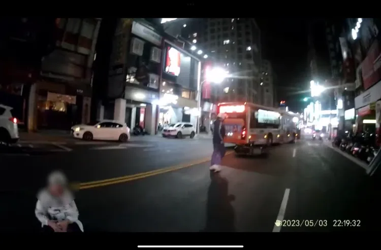 老婦人被撞跌倒在地。新北市保大提供