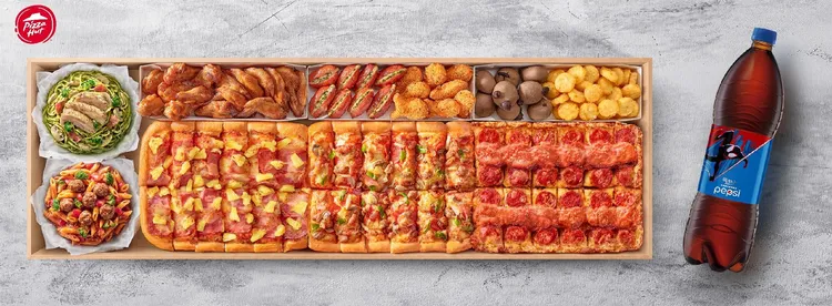 「一公尺派對巨飽盒」全台限量1萬份開搶，透過PK APP訂餐送1.25L百事可樂，再抽同尺寸「一公尺巨飽包」。業者提供