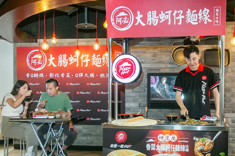 必勝客正式宣告「香菜大腸蚵仔麵線比薩」開賣，麵線教友切勿錯過。業者提供
