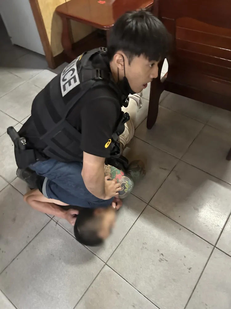 警方壓制綁匪。讀者提供