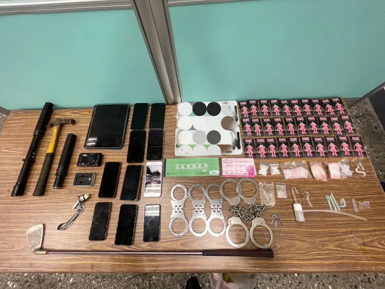 專案小組起出電擊棒、木棍、鐵槌等凌虐被害人的證物。讀者提供